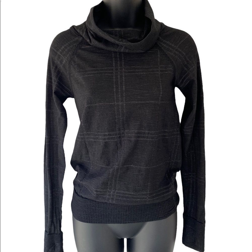 Athleta black  pull over Athletic Top with Thumb Holes